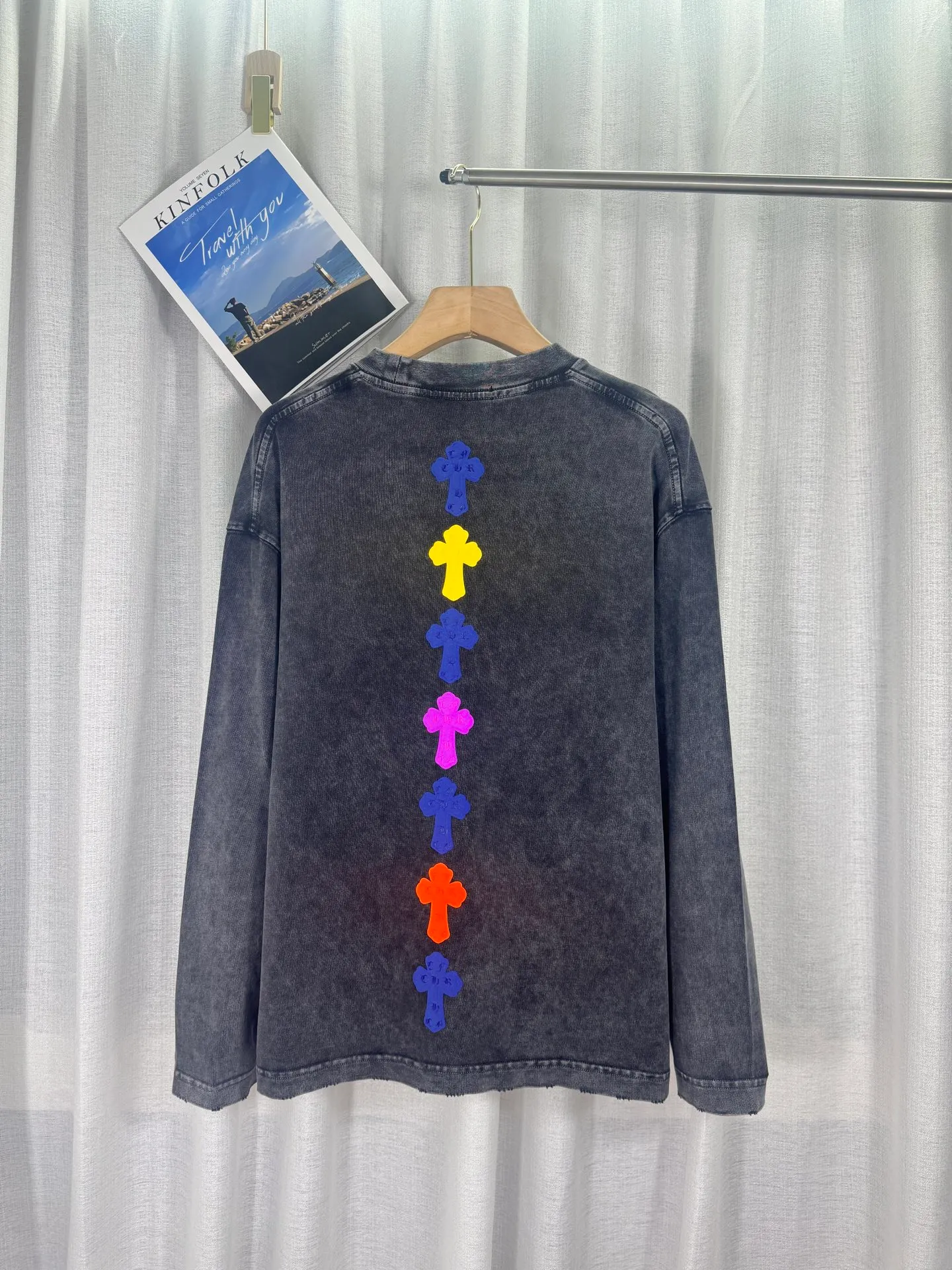 P250 top version, real shot without P, ​​different from market currency) 𝗖𝗵𝗿𝗼𝗺𝗲 𝗛𝗲𝗮𝗿𝘁𝘀/Cro Heart 2025 Autumn and Winter Horseshoe Cross Sticker 3D Glue Couple Casual Long Sleeve 👑The highest version! Customized fabric 320g fabric! Horseshoe cross printing 3D hot glue! The best-selling model in the counter, very comfortable to wear. Accessories: original molded and authenticated collar label➕100% silk wash label. Genuine purchase-grade original hangtag➕matching hanging rope➕3D hanging beads➕original packaging bag. Craftsmanship: The original version has consistent wiring! The highest version of the armhole matching technique! Color: Blue Black Size: S M L XL Style No.: 5175